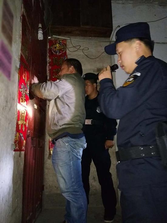 丹寨县粗心妈妈误将幼女锁家中 民警全城寻开锁师傅开门