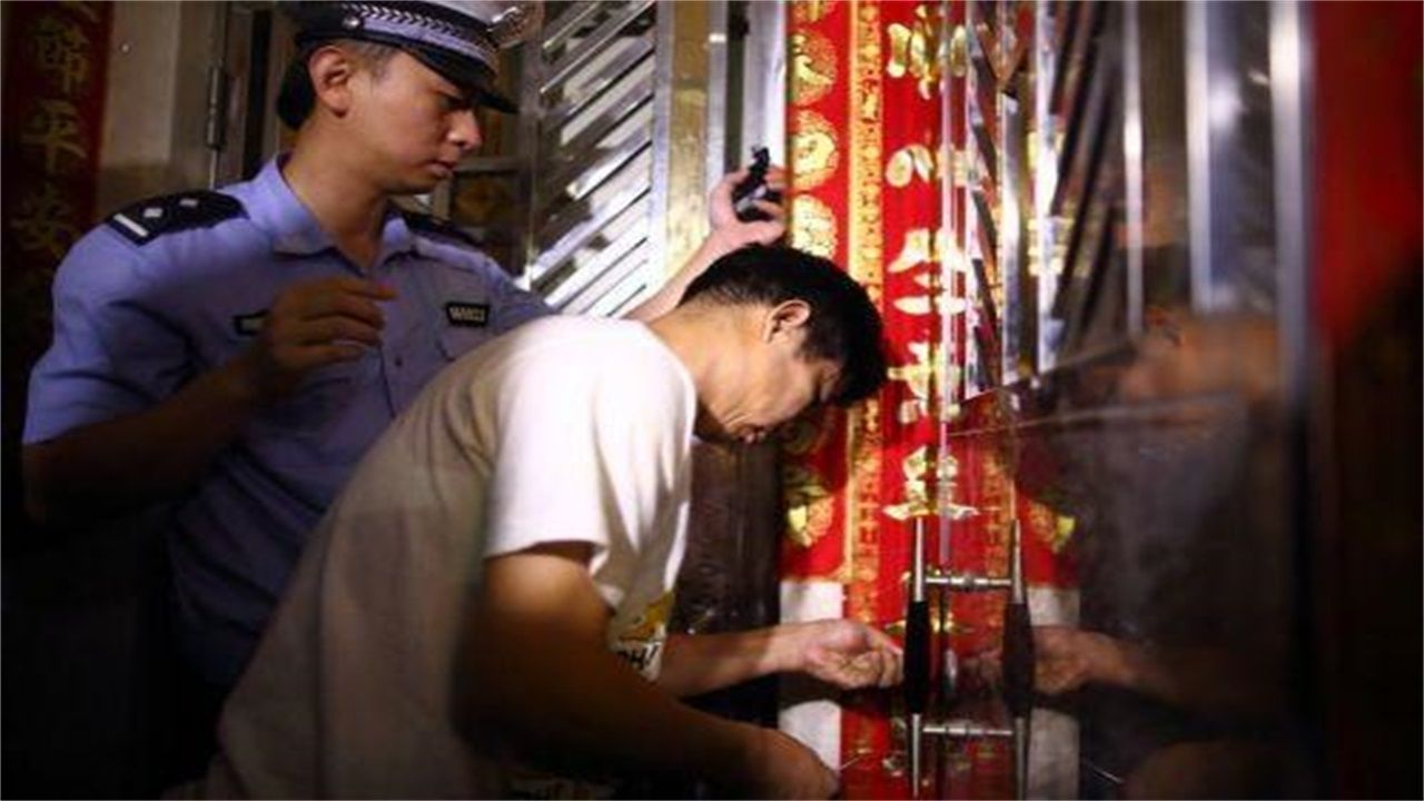 丹寨县请开锁师傅开了锁后，师傅为什么一般都不进门，就算主人请也不进去？